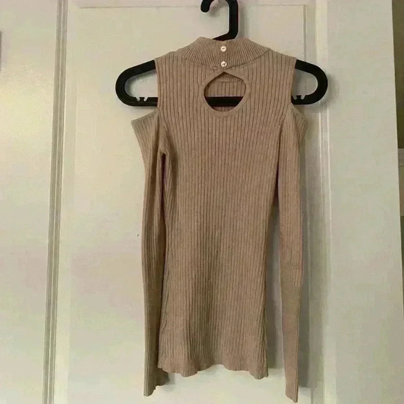 Top - Picture 2 of 2